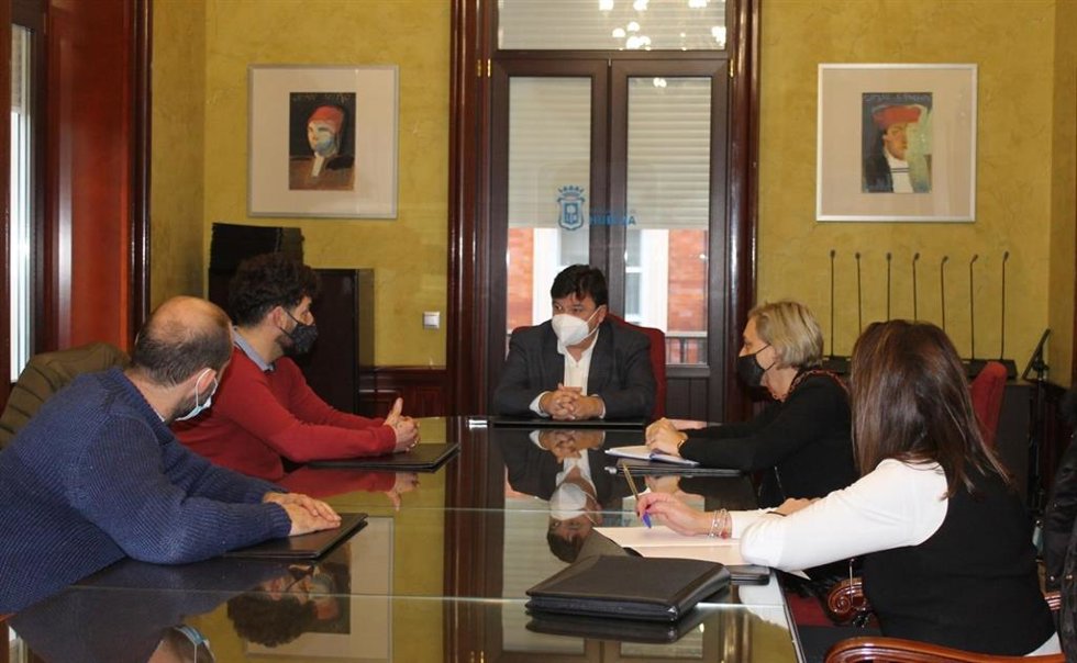 El alcalde apoya la reivindicación de la reducción del IVA del sector de la peluquería y la estética.