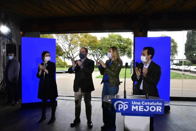 La presidenta de la Comunidad de Madrid, Isabel Díaz Ayuso; el candidato a la Presidencia de la Generalitat, Alejandro Fernández, y la vicesecretaria de Organización del PP, Ana Beltrán, acto en el hotel Miramar de Barcelona, a 30 de enero de 2021. 