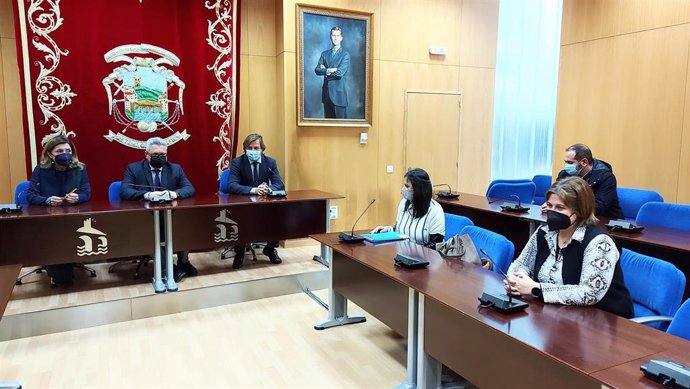 Morales (centro), entre Botella y Repullo, en la Presidencia del Salón de Plenos del Ayuntamiento de Puente Genil, durante la reunión.