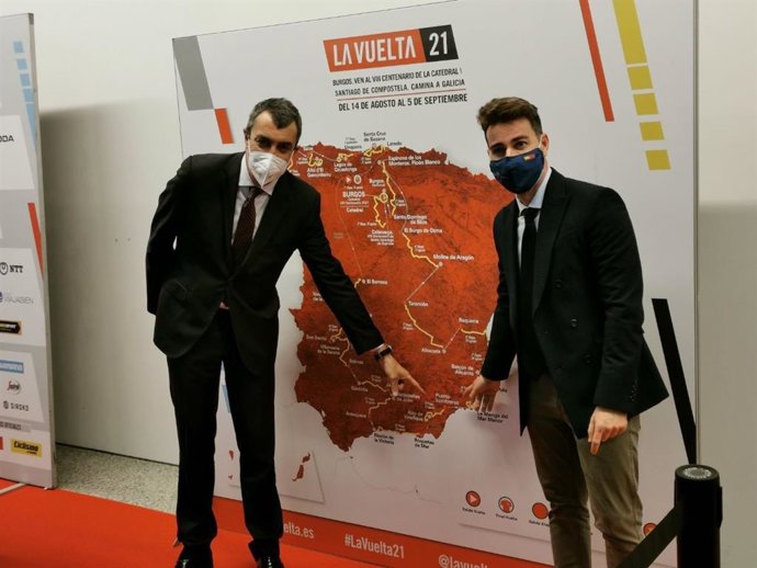 El director general de Deportes, Francisco Sánchez, junto al director de la Vuelta Ciclista a España, Javier Guillén, durante la presentación de la 76 edición de la prueba que ha tenido lugar en Burgos.