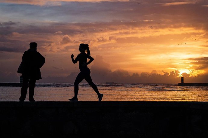Una mujer corre junto al Duero en Oporto
