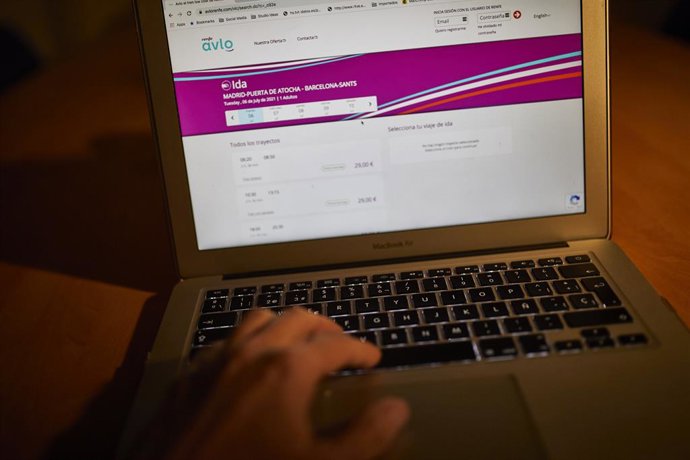 Selección de un viaje de ida a Barcelona a un precio de 5 euros la página web de Avlo, en Madrid (España), a 28 de enero de 2021. Renfe ha vendido en las últimas horas más de 100.000 billetes para viajar a partir del 23 de junio en su nuevo tren `low co