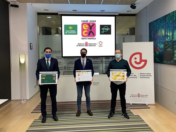 El representante de Caja Rural Navarra, Ricardo Goñi; Carlos Amatriain, el director del INJ, y Pablo Andoño, de Caixabank