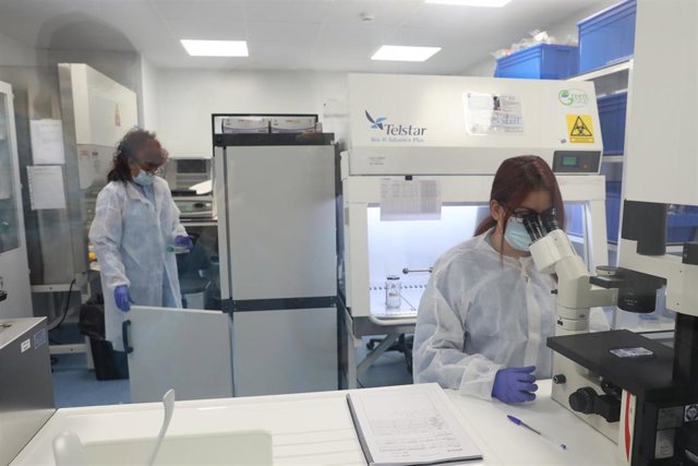 Dos investigadoras trabajan en las instalaciones de una nueva factoría de la empresa ALGENEX dedicada a la producción de vacunas, en Tres Cantos (Madrid)
