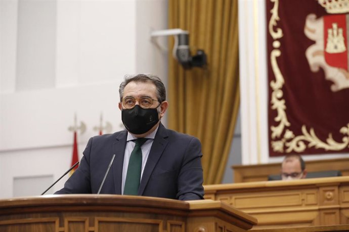 El consejero de Sanidad, Jesús Fernández Sanz, en las Cortes