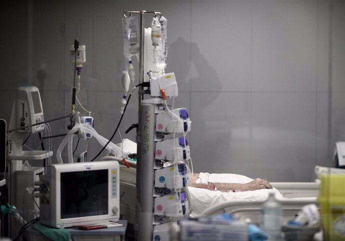 Mano de un enfermo con vía subcutánea en una cama de la UCI del Hospital de Emergencias Isabel Zendal, Madrid (España).