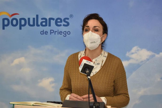 La portavoz del PP en la Diputación de Córdoba, María Luisa Ceballos, en la sede de su partido en Priego.