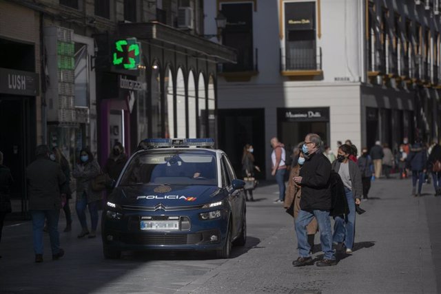 Personas caminando por una calle céntrica durante el primer día de cierre perimetral en la provincia de Sevilla (Andalucía, España), a 18 de enero de 2020. (Foto de archivo).