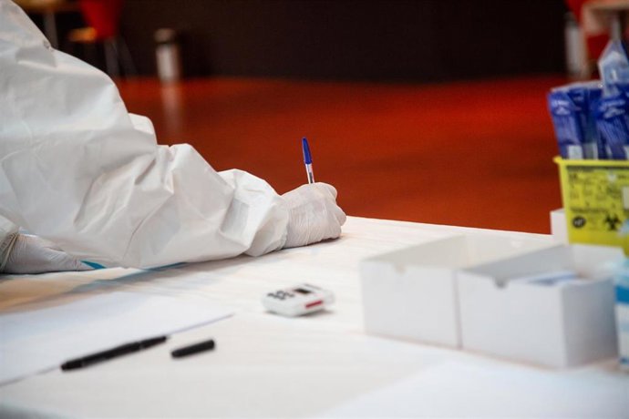 Un profesional sanitario trabaja en un cribado masivo de test de antígenos en el palacio congresos de Badajoz.