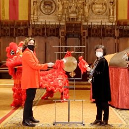 La alcaldesa de Barcelona, Ada Colau, y la cónsul general de la República Popular China en Barcelona, Lin Nan, dan la bienvenida al Año Nuevo Chino.
