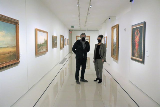 Guillermo Cervera e Isabel Rodríguez, comisarios de la exposición 'Talents amb denominació d'origen' en el Museo Carmen Thyssen, en Escaldes-Engordany (Andorra)