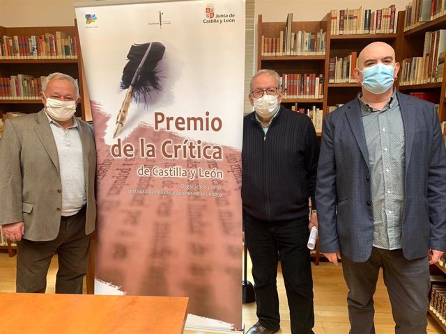 De izda a dcha, Gonzalo Santonja, Jesús Bárez y César Millán presentan los finalistas del XIX Premio de la Crítica de Castilla y León.