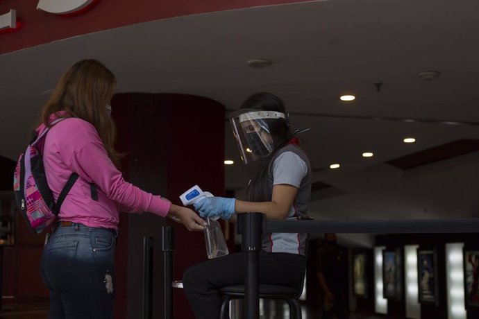 Desinfeccion en un cine de Venezuela