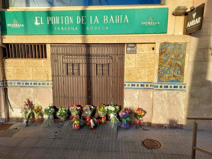 Flores frente a la entrada del 'Portón de la bahía' por la muerte del presidente de Ashal, Diego García