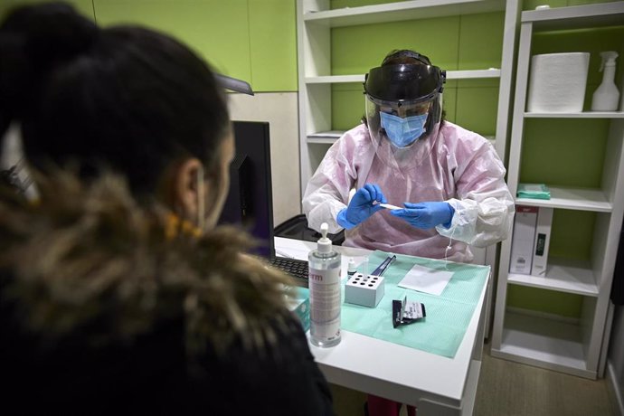 Una farmacéutica prepara un test de antígenos en Madrid
