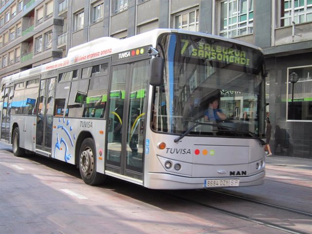 Una autobús de tuvisa circula por el centro de Vitoria, en Álava