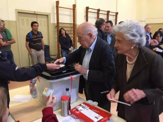 El expresidente de la Generalitat Jordi Pujol y Marta Ferrusola votan en el referéndum del 1-O