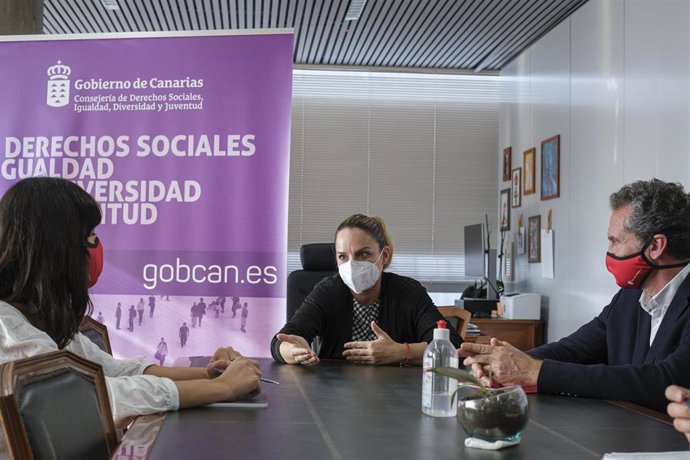 La Consejera De Derechos Sociales Del Gobierno De Canarias, Noemí Santana, Y El Director De Save The Children, Andrés Conde, Mantuvieron Una Reunión De Trabajo Para Analizar La Situación De La Infancia En Las Islas.