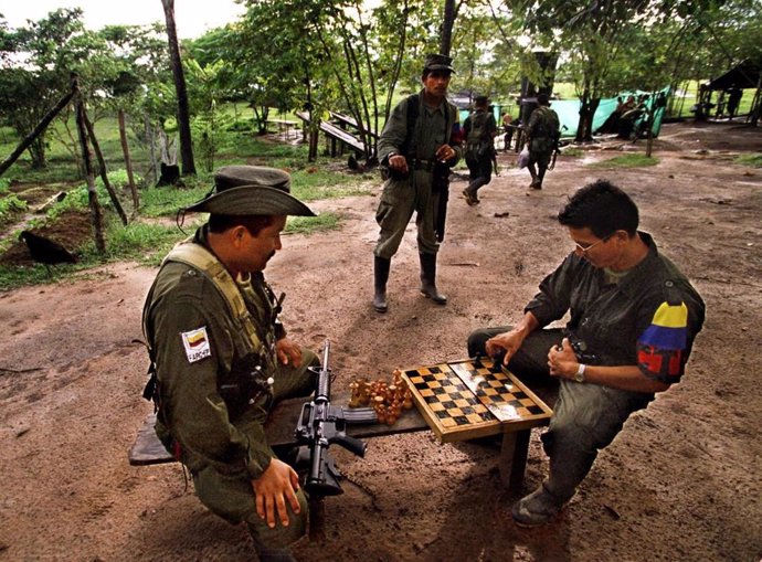 Un grupo de guerrilleros de las ya disueltas FARC juega al ajedrez en una foto tomada en 2001 en un lugar indeterminado de Colombia.