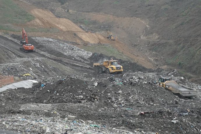 Una excavadora en el vertedero de Zaldibar el pasado octubre