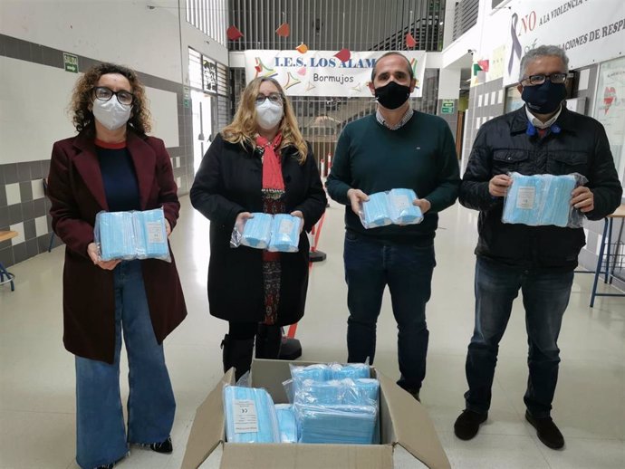 Entrega de mascarillas en el IES Los Álamos