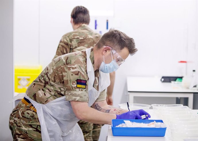 08 February 2021, England, Leeds: Sgt Phil Morris, Regimental Aid Post 4th Battalion Royal Regiment of Scotland, prepares a dose of the Oxford/AstraZeneca coronavirus vaccine ahead of being administered to patients at the Elland Road vaccination centre.