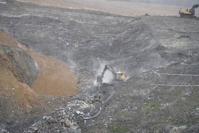 El vertedero de Zaldibar, Vizcaya, Euskadi (España), a 6 de febrero de 2021. Este sábado se cumple un año desde que el vertedero de la localidad se derrumbara y sepultara a dos trabajadores, uno de los cuales, Joaquín Beltrán, sigue sin aparecer, pese a