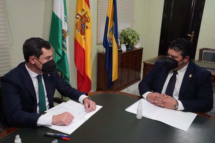 El presidente de la Junta, Juanma Moreno, junto al alcalde de Villarrasa (Huelva), Arturo Alpresa.