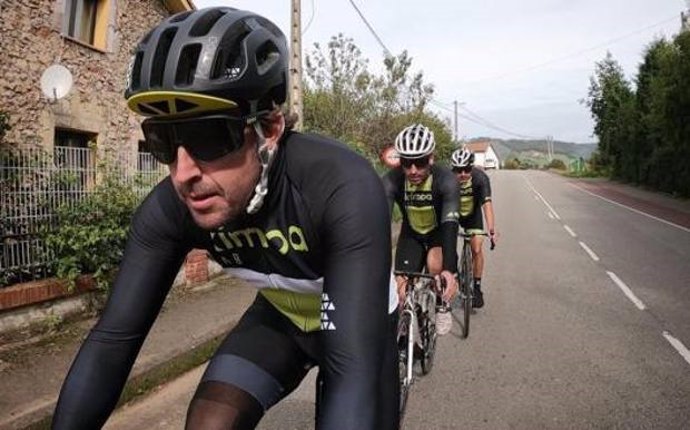 Fernando Alonso entrena en bicicleta