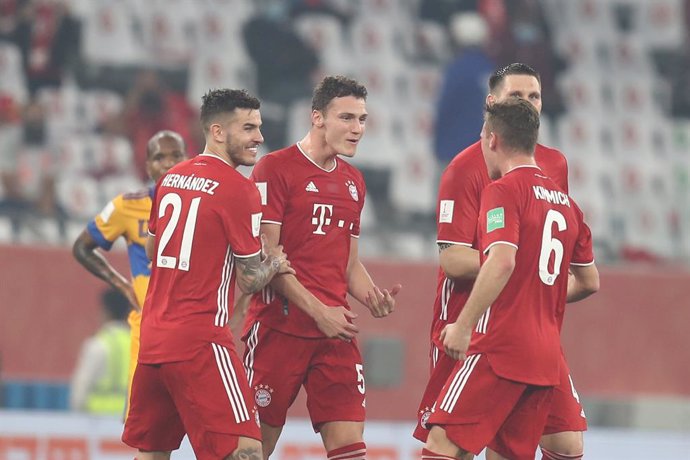 11 February 2021, Qatar, Ar-Rayyan: Bayern Munich's Benjamin Pavard (2nd L) celebrates scoring his side's first goal with his team mates during the FIFA Club World Cup final soccer match between FC Bayern Munich and Tigres UANL at the Education City Sta