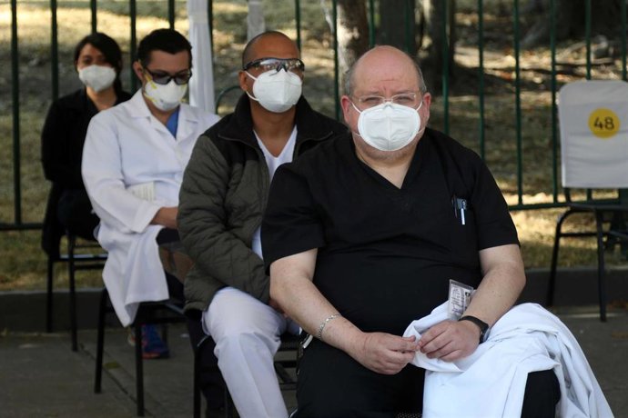 Un grupo de personas espera para vacunarse en México en medio de la pandemia de coronavirus