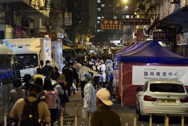 02 February 2021, China, Hong Kong: Residents of the 17 buildings that were blocked are wait to undergo the compulsory coronavirus (COVID-19) tests. Photo: -/TPG via ZUMA Press/dpa