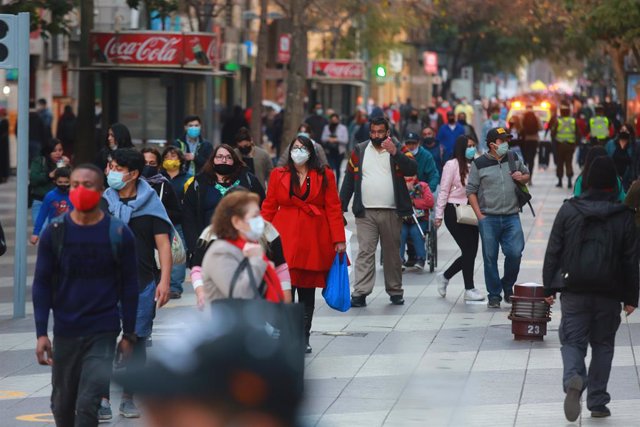 Personas paseando por el centro de Santiago, capital de Chile