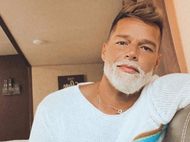 Ricky Martin luce ahora una barba casi blanca