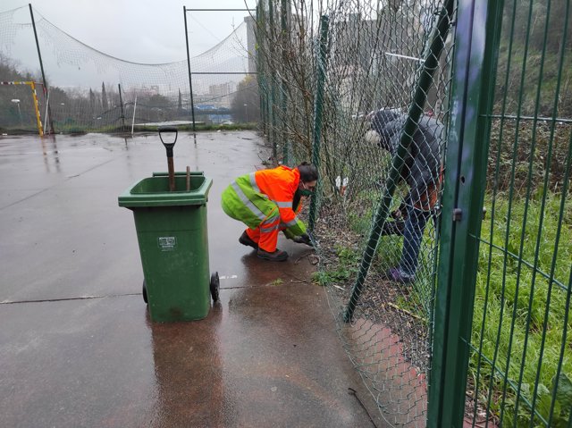 Operarios limpian los restos del macrobotellón ilegal celebrado la noche del jueves en Deusto
