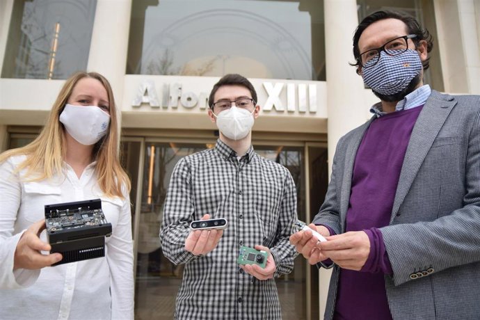 Imágenes adjuntas de Pedro Javier Navarro y los ingenieros contratados Eduardo Salas y Lianne Miller mostrándole a la subdirectora del hotel Alfonso XII, Eva Gargallo, algunas de las cámaras y procesadores de imagen que se plantean utilizar en el proyec