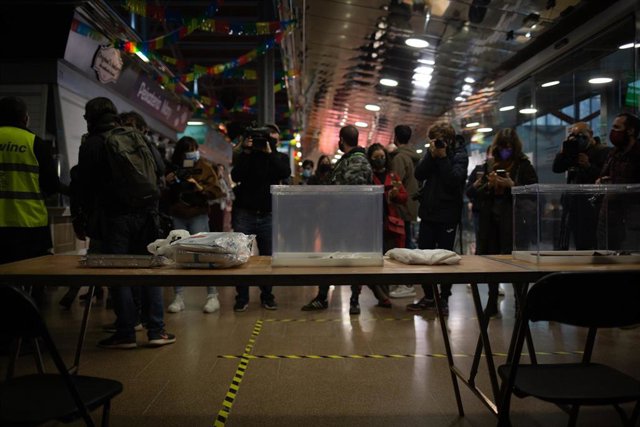 Urnas, papeletas y demás material electoral colocado en una mesa del Mercat del Ninot, de cara a las próximas elecciones catalanas del 14F en Barcelona, Cataluña (España), a 10 de febrero de 2021.