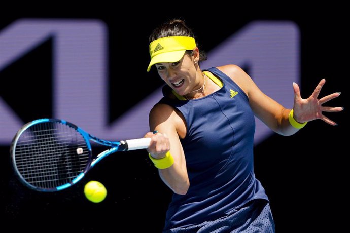 Garbiñe Muguruza golpea una bola durante un partido del Abierto de Australia 2021