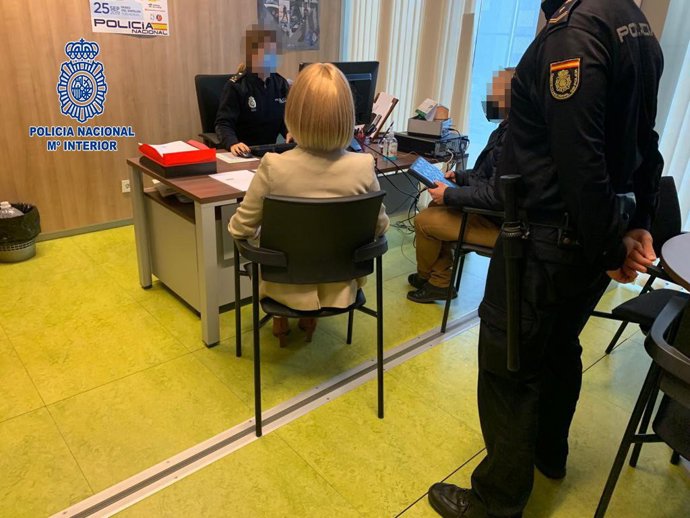 La Policía Nacional detiene a una mujer, propietaria de una gestoría, por el cobro de trece ayudas económicas en el Estado de Alarma
