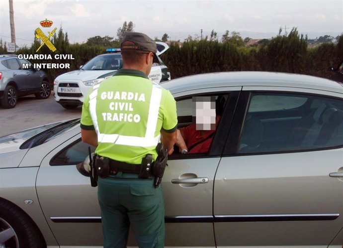 La Guardia Civil Investiga A Un Conductor Por Delito De Falsedad Documental De La Pegatina De La Itv