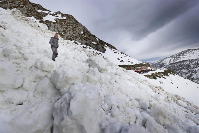 Enrique vecino de Tresviso atraviesa a pie la montaña de nieve que el alud ha dejado cortando la carretera de su pueblo, en Tresviso, Liébana, Cantabria (España), a 19 de enero de 2021. Un gran alud de nieve sepultó la carretera de acceso a Tresviso, de