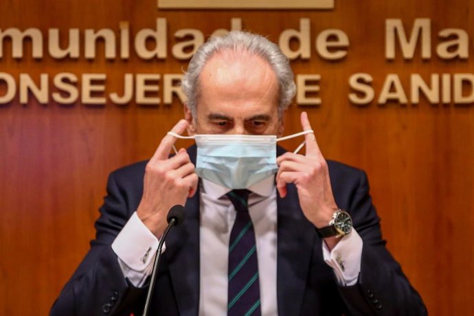 El consejero de Sanidad de la Comunidad de Madrid, Enrique Ruiz Escudero se quita la mascarilla durante la rueda de prensa para actualizar la situación epidemiológica y asistencial en la región, en la Consejería de Sanidad, en Madrid (España), a 26 de d