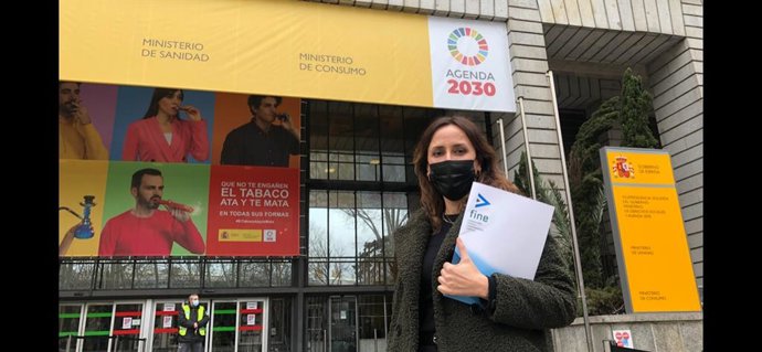 Elena Díaz, presidenta de FINE, a las puertas del Ministerio de Sanidad, en Madrid.