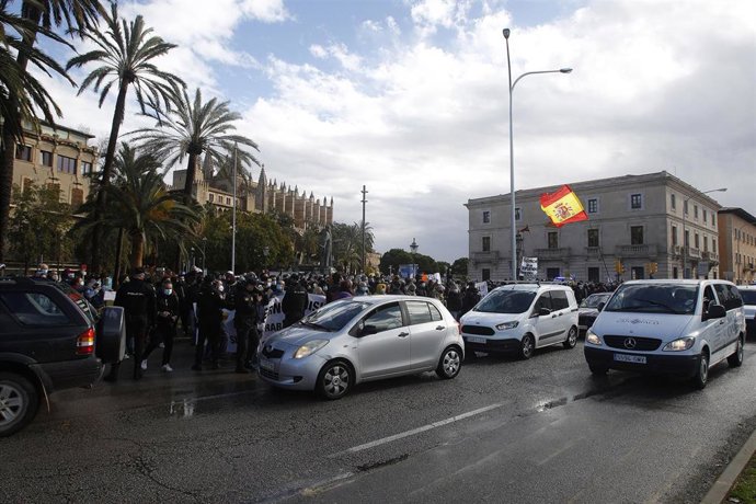 Manifestantes durante una nueva protesta contra el cierre de la restauración aprobada por el Govern para frenar la propagación de la COVID-19, en Palma de Mallorca, Mallorca, Islas Baleares, a 22 de enero de 2021. En esta ocasión la protesta es motoriza