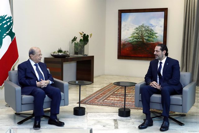 El presidente de Líbano, Michel Aoun (i), en una reunión con el primer ministro encargado, Saad Hariri (d)