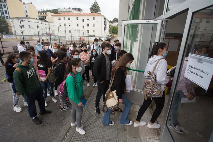 Estudiantes de bachillerato entran por la puerta de un IES