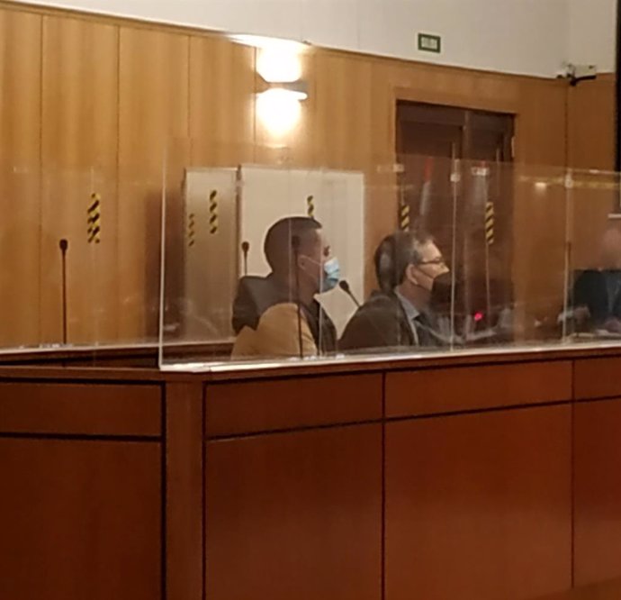 El ya condenado, en primer plano, junto a su abogado durante la vista de conformidad en la Audiencia de Valladolid.