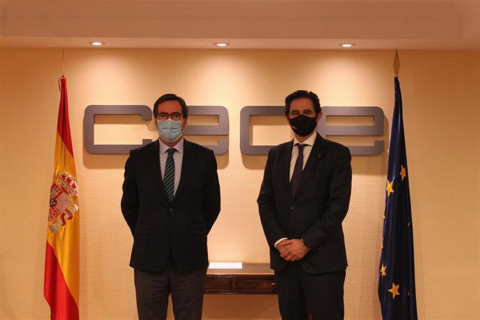 El presidente de CEOE, Antonio Garamendi, y el presidente de Evolutio, Jacinto Cavestany, en la firm de la adhesión de la empresa a la patronal