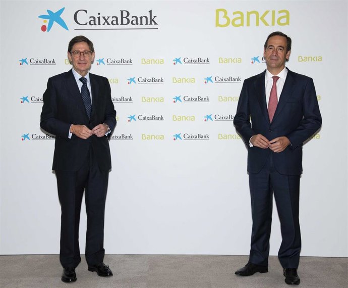 El presidente de Bankia, José Ignacio Goirigolzarri, y el consejero delegado de CaixaBank Gonzalo Gortázar.