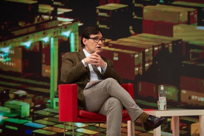 El candidato del PSC a las elecciones catalanas, Salvador Illa, en un encuentro digital acompañado de la ministra de Asuntos Económicos y Transformación Digital, Nadia Calviño en la sede del PSC, en Barcelona, Cataluña (España), a 8 de febrero de 2021.